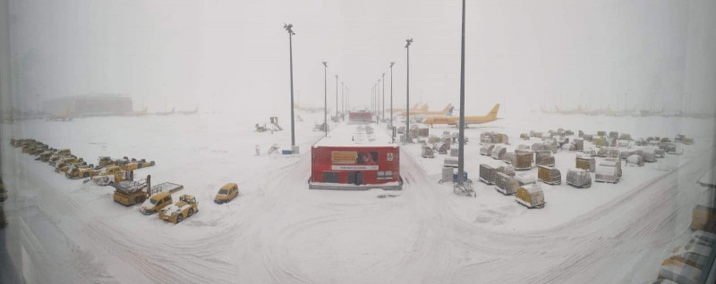 Avioane la sol din cauza zăpezii din Germania. Imagini de pe aeroportul din Leipzig