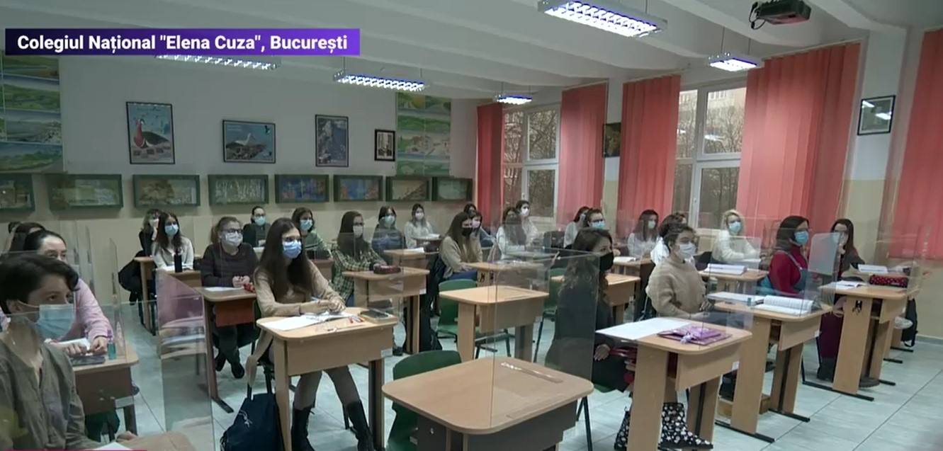 Reportaj: Cum a fost la școală după 3 luni de ore online. Unii părinți au uitat de pandemie și s-au înghesuit în fața școlilor