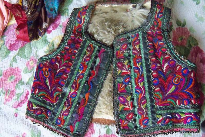 Costume populare vechi, ce valoarează 20.000 de lei, furate dintr-o casă bătrânească din Arad