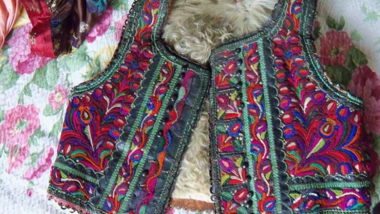 vesta veche, parte a unui costum popular, cu blana si modele florale