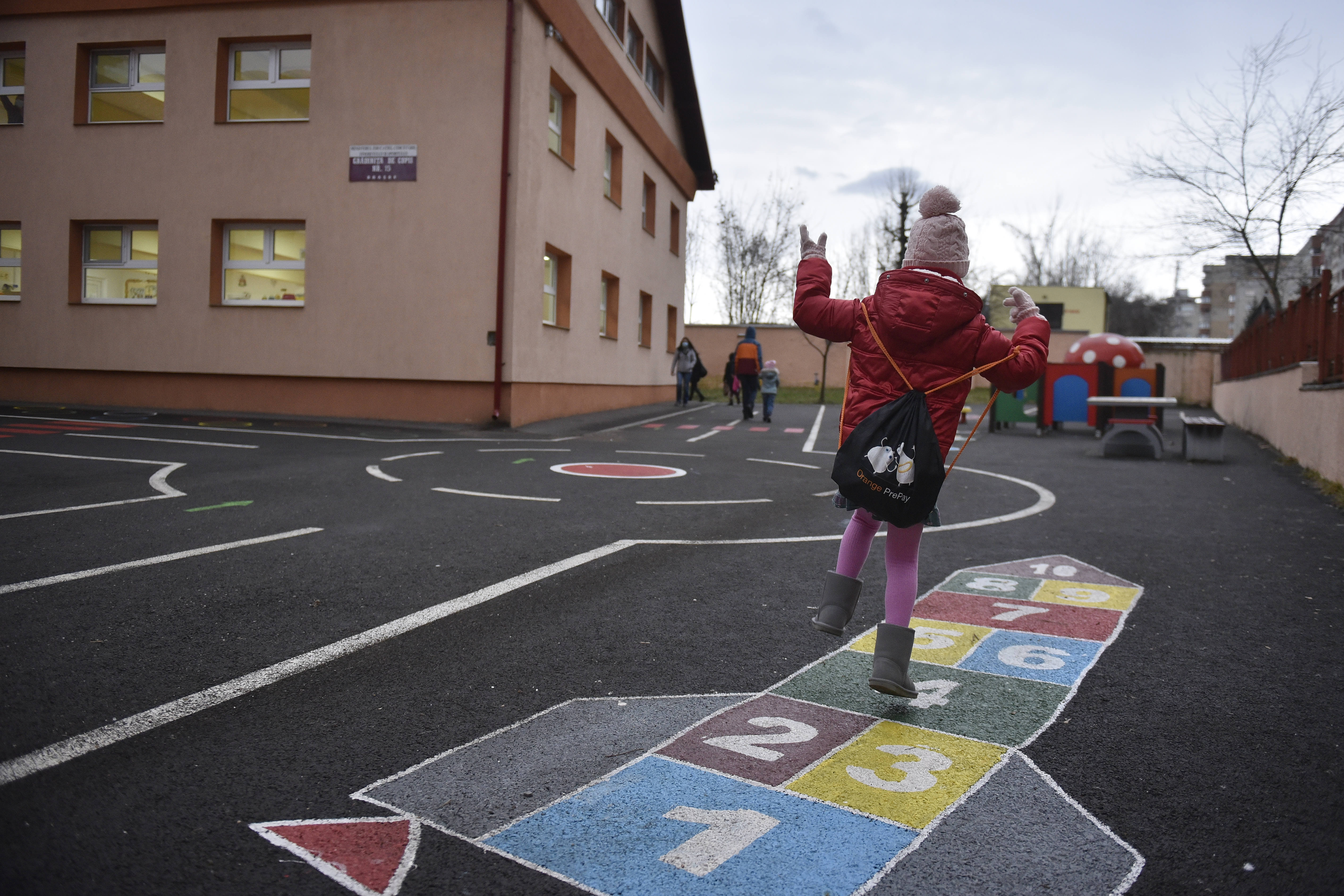 De ce merg copiii de grădiniță și de ciclu primar la școală în scenariul roșu. Explicațiile ministrului Educației