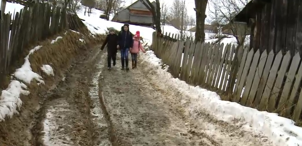 Drumul lung și anevoios către cea mai mică școală din România: „Mi-a fost dor să scriu și să colorez”