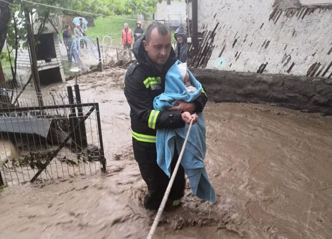 Patru zile de Cod portocaliu de inundații în șapte județe