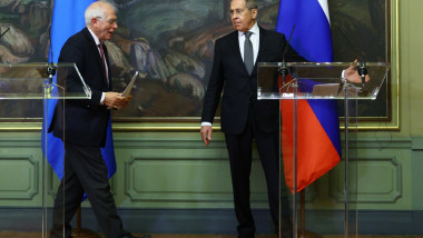 Serghei Lavrov gesticuleaza in timpul intalnirii cu Josep Borrell la Moscova