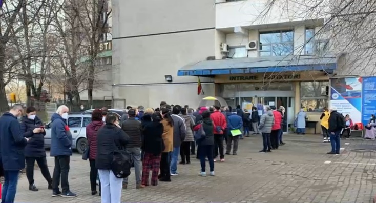 Coadă uriașă la centrul de vaccinare de la Spitalul Universitar din Capitală. Peste 100 de oameni așteaptă de câteva ore la rând