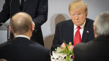 Donald Trump, la masă cu Vladimir Putin, Donald Trump face cu ochiul