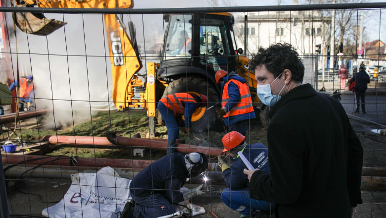 Nicușor Dan vizitează un șantier unde se lucrează la rețeaua de termoficare.