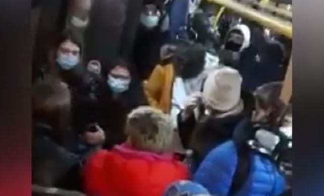 Mijloace de transport public mai puține și supraaglomerate. Un șofer a fost amendat cu 840 de lei pentru înghesuiala din autobuz