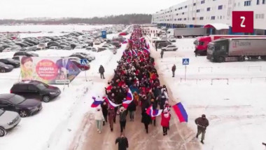 Participanții la flashmoburile pro-putin, fluturând steagul rusesc