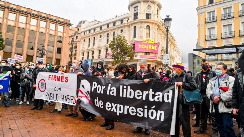 oameni iesiti in strada cu mesaje pe care scrie libertate de exprimare, la proteste în Madrid Spania