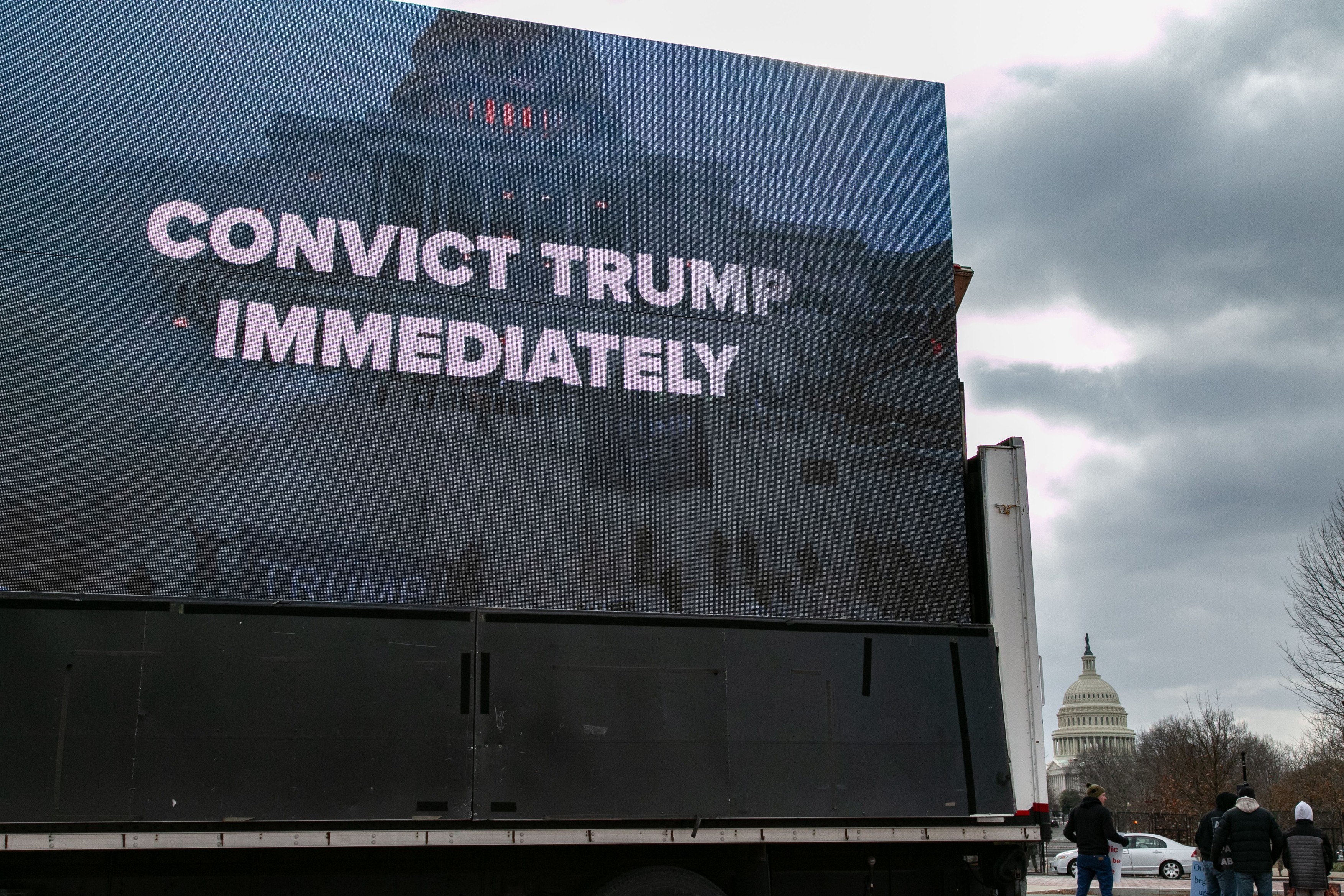 Trump și-a angajat doi noi avocați pentru a-l apăra în procesul de impeachment, după ce mai mulți l-au părăsit