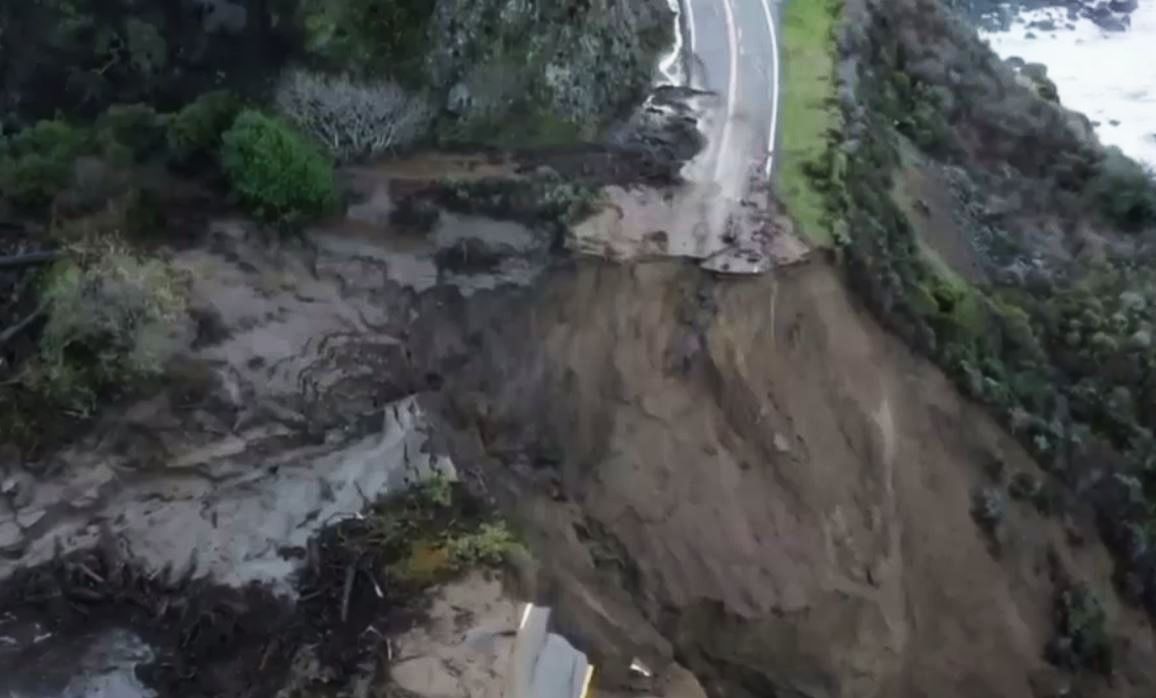 VIDEO. Autostradă distrusă de furtună în California