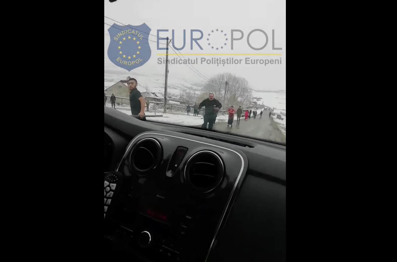 Un echipaj de poliție a fost atacat cu pietre și bâte. 11 persoane au fost reținute