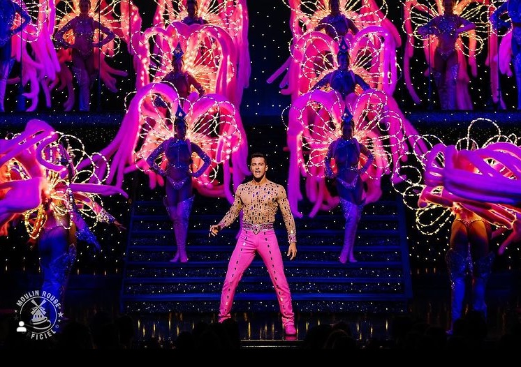 Artiști români cu succes în străinătate. Povestea lui Nicolae Deneș, prim-solist la Moulin Rouge