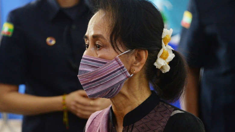Aung San Suu Kyi cu masca de protectie pe fata