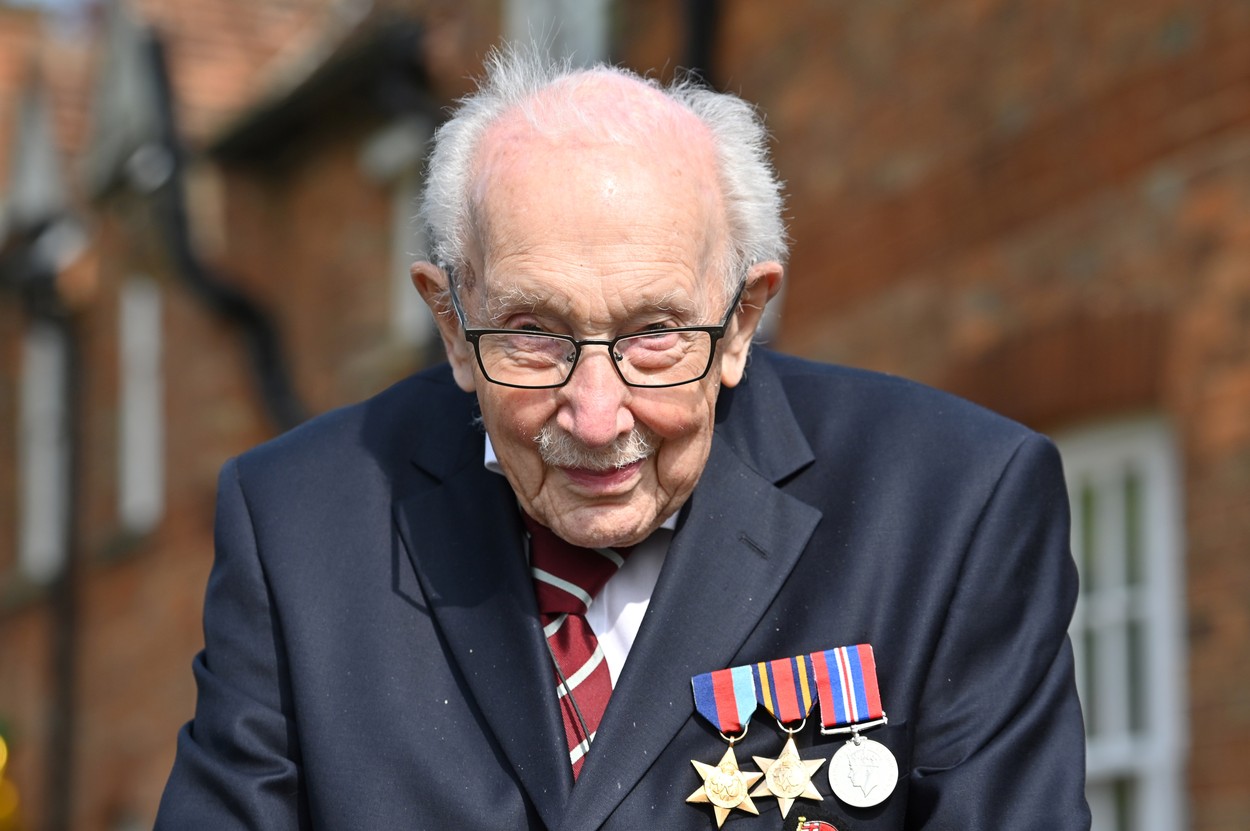Sir Tom Moore, veteranul de 100 de ani care a strâns donații record pentru sistemul medical britanic, are COVID