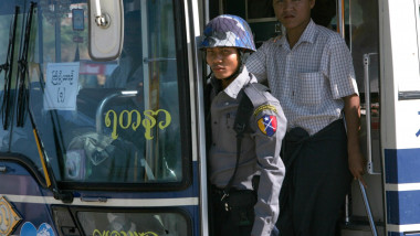 Myanmar, un politist si un pasager intr-un autobuz din capitala
