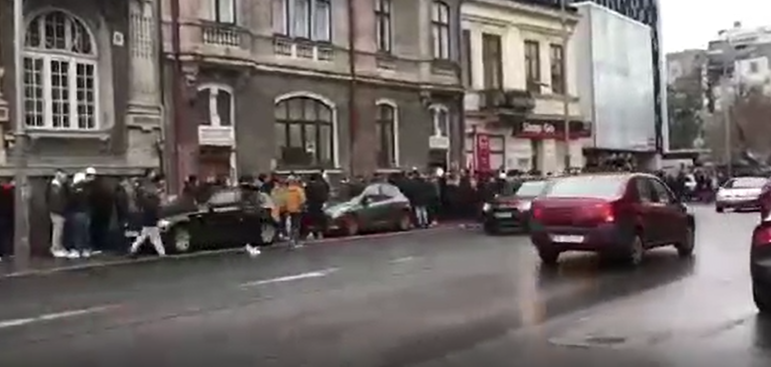 VIDEO. Sute de oameni se îngramădesc la coadă pentru burgeri gratis, în centrul Capitalei. Au intervenit și jandarmii
