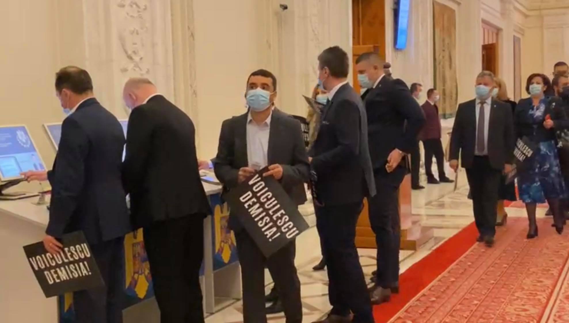 Protest PSD în Parlament. Deputații lui Ciolacu au venit cu pancarte pe care scrie „Demisia Voiculescu”. PSD depune moțiune simplă