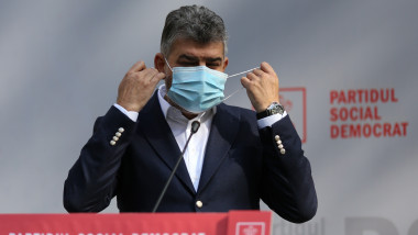 preşedintele PSD Marcel Ciolacu isi pune masca la o conferinta de presa