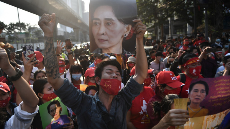 Mulțime de protestatari birmanezi, la Bangkok. Unul dintre ei ține în mână portretul lui Aung San Suu Kyi, fosta șefă a guvernului.