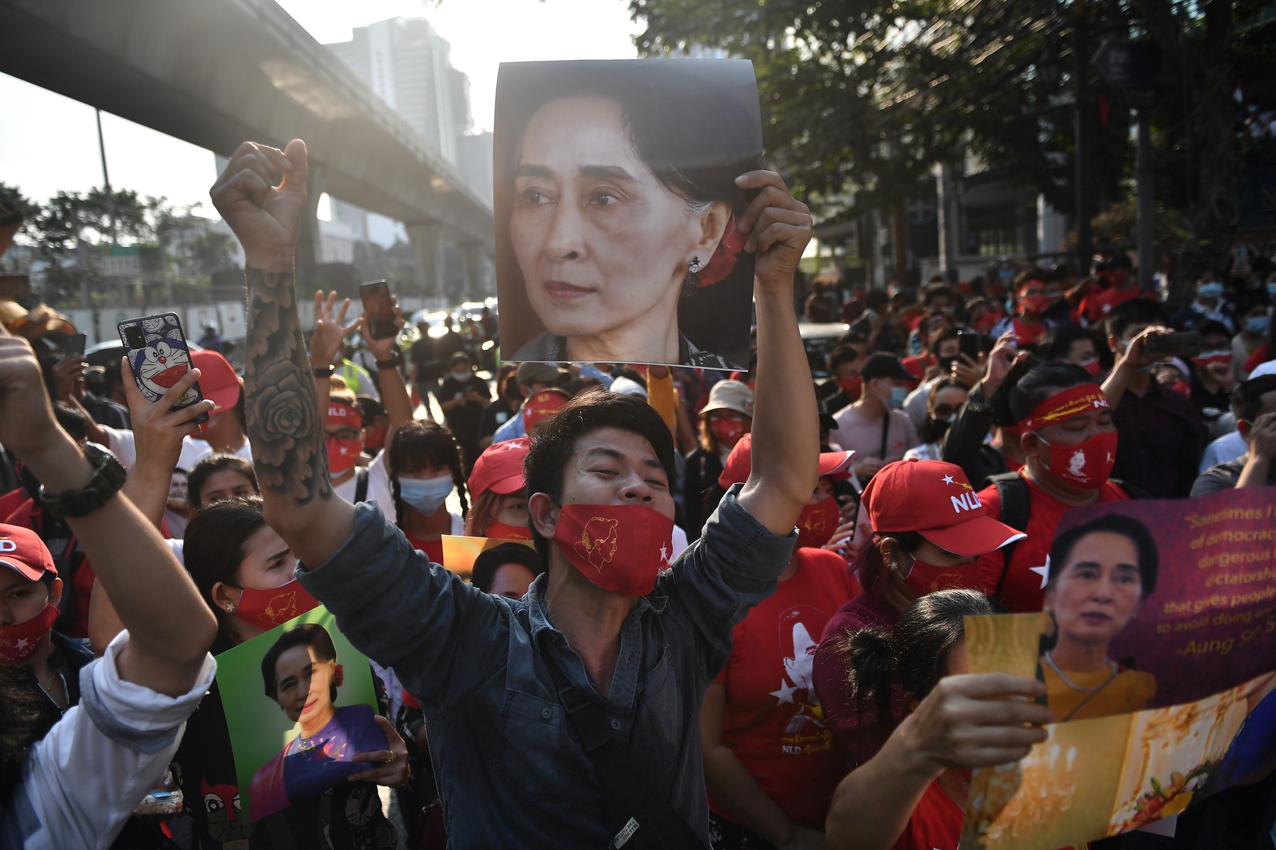 Continuă protestele uriașe față de lovitura de stat din Myanmar. Sute de mii de oameni cer eliberarea liderilor politici