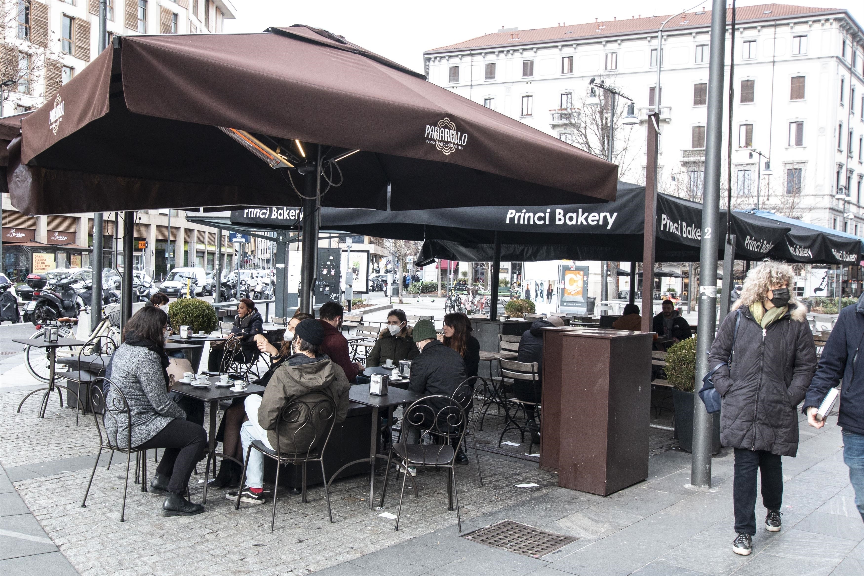 Italia deschide barurile și cafenelele, după restricțiile dure de sărbători. „E minunat să vii aici și să vorbești cu oamenii”