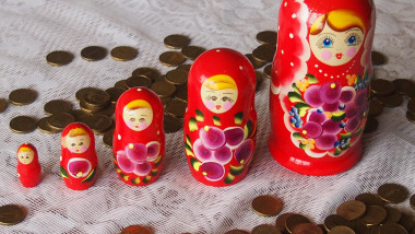 papusi matrioska aliniate printre monede rusesti