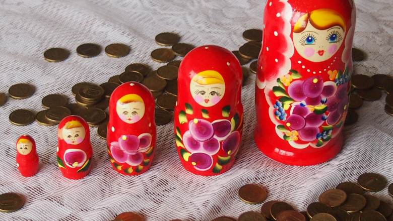 papusi matrioska aliniate printre monede rusesti