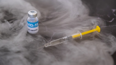 Vaccin anti-COVID scos din frigider, alături de o seringă