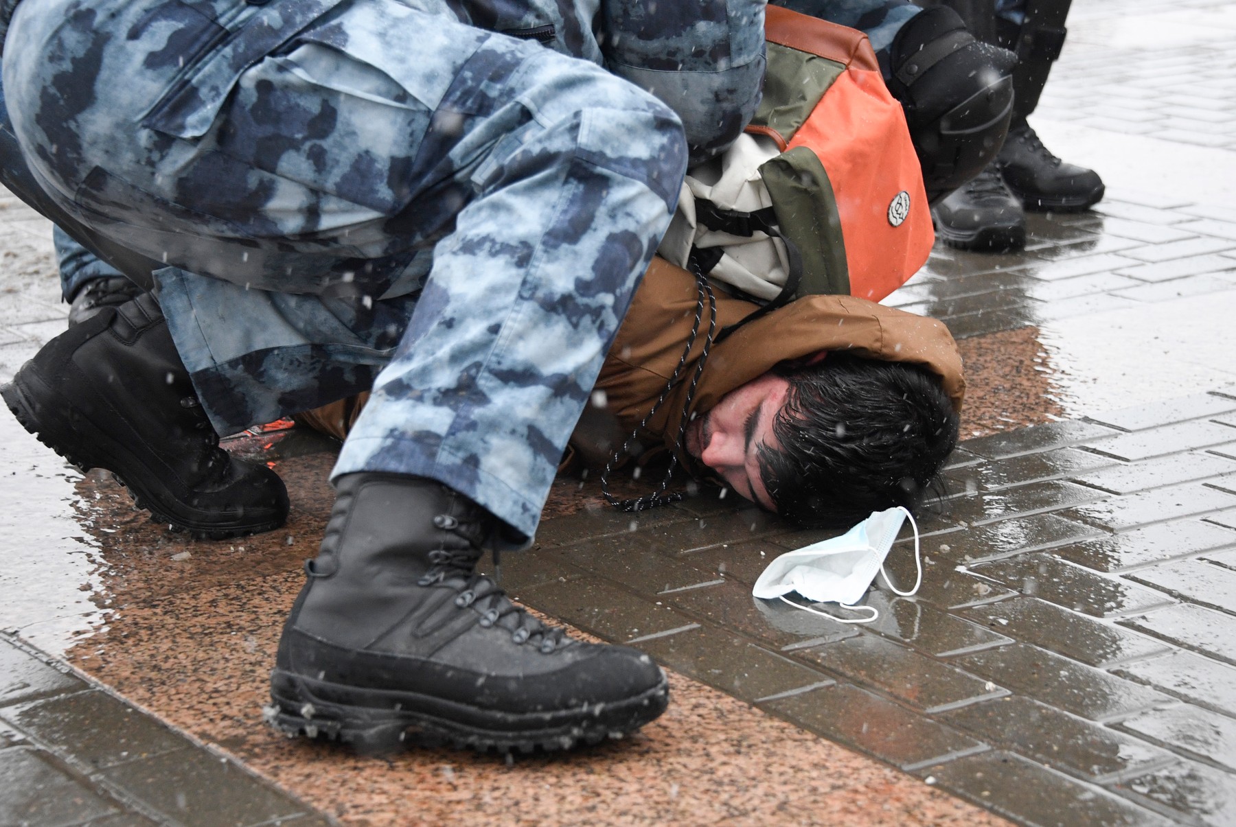 Kremlinul își declară satisfacția față de reprimarea violentă a protestelor: „Legea se aplică cu severitate împotriva huliganilor”