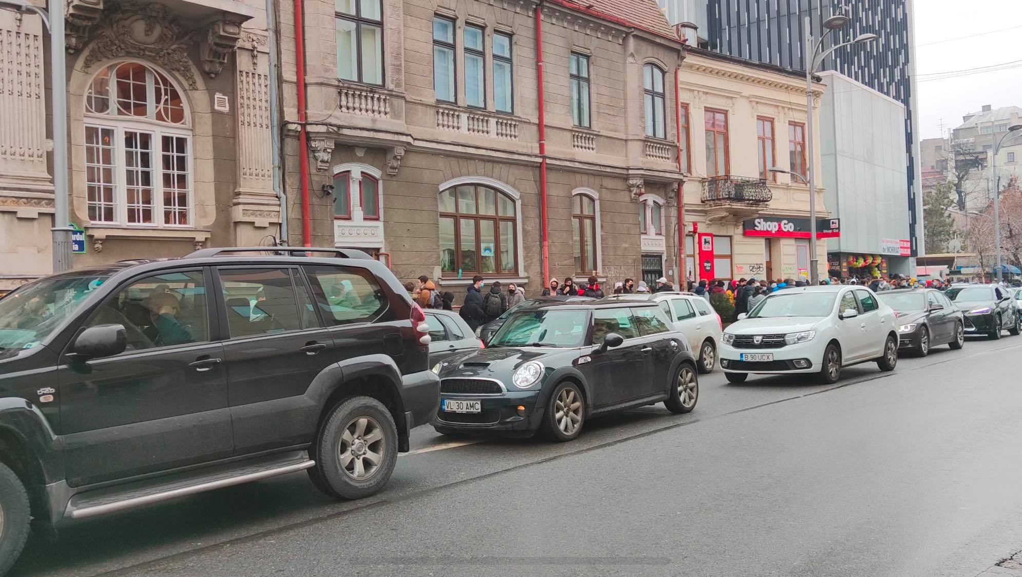 Administratorul restaurantului care oferea burgeri gratis în București a fost amendat cu 10.000 de lei