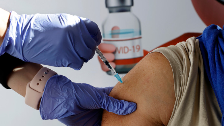 un cadru medical face vaccinul impotriva covid-19 unui pacient in israel