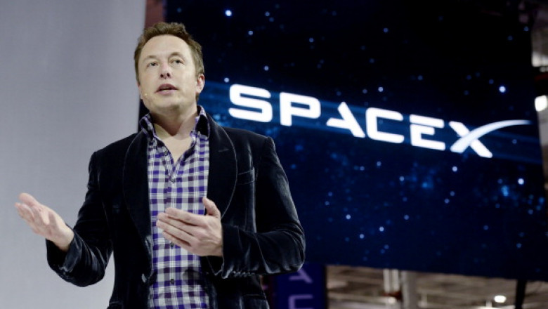 elon musk avand pe fundal sigla companiei sale space x