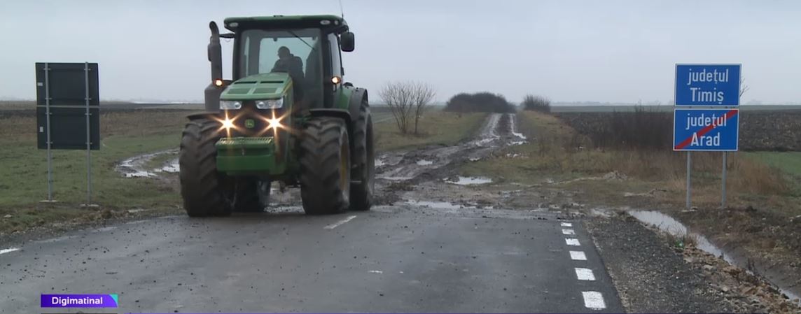 Un drum proaspăt reabilitat din Arad se oprește în câmp. Șoseaua a fost asfaltată doar până la granița dintre județe