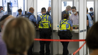 punct de control in aeroport, politisti de frontiera care verifica documente