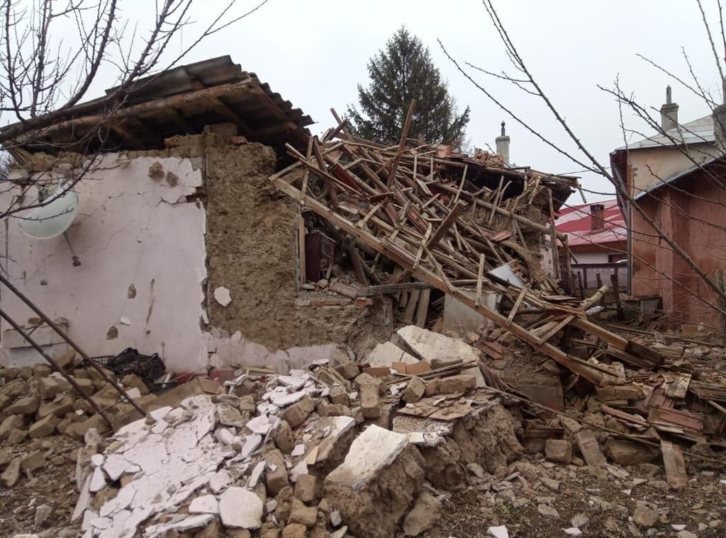 Explozie într-o locuință din Teleorman. Doi bătrâni, salvați de sub dărâmături