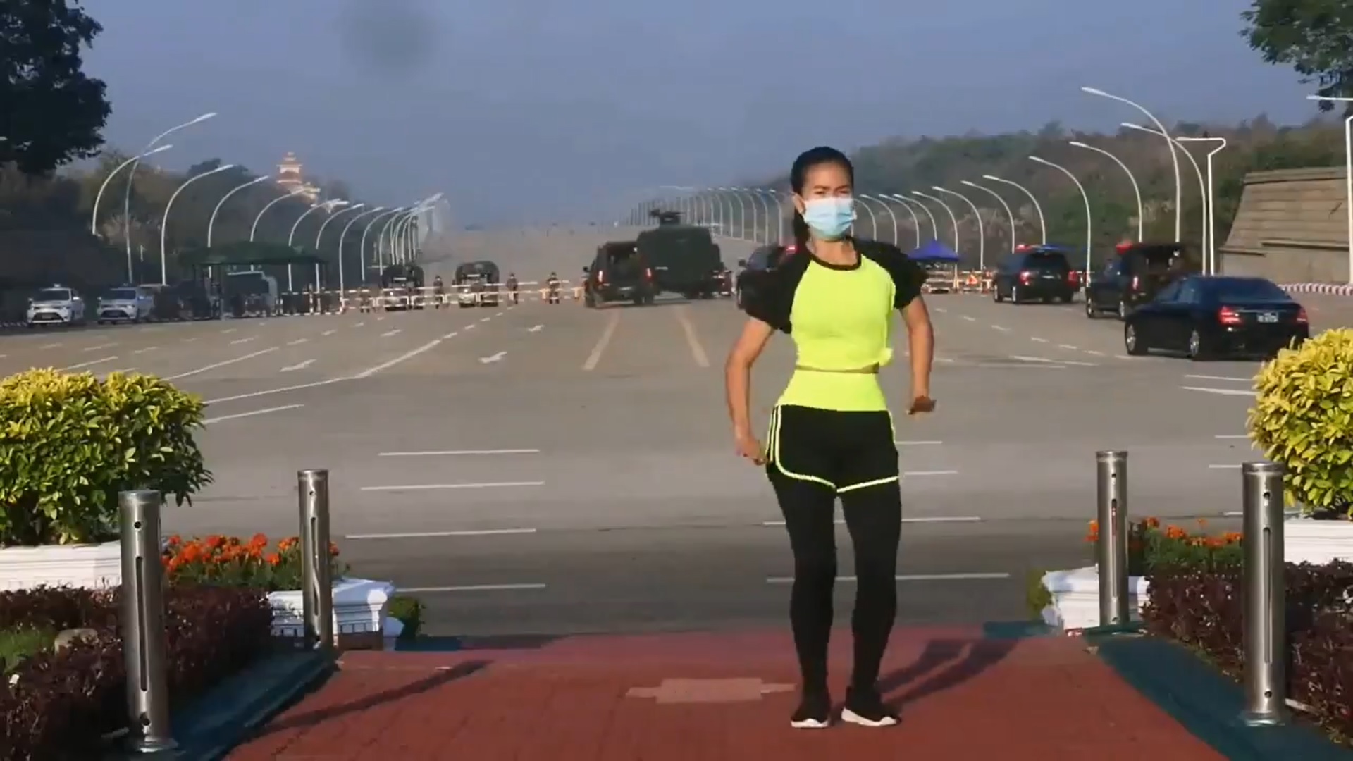 Video viral. O profesoară de aerobic își face numărul în timp ce în spatele ei se desfășura lovitura de stat din Myanmar