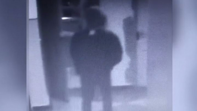 Un bărbat urmărește o femeie la lift.
