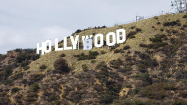 Semnul „Hollywood”, vandalizat și transformat în „Hollyboob”.