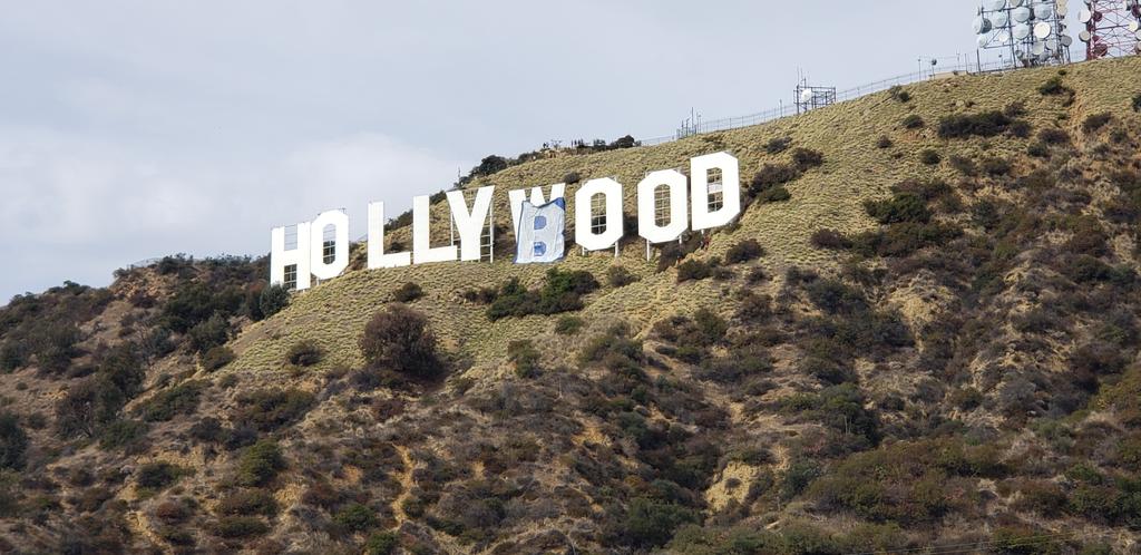 Șase persoane au fost arestate după ce au vandalizat panoul Hollywood și l-au transformat în „Hollyboob”. Cum au motivat farsa