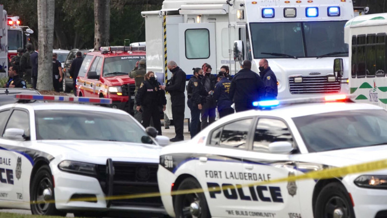 masini de politie si ambulante prezente la locul unui schimb de focuri in care au fost ucisi doi agenti fbi