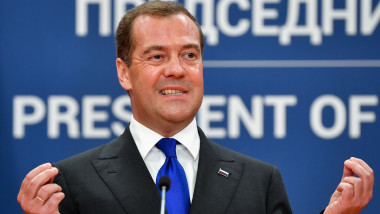 Dmitri Medvedev gesticulează în timpul unui discurs