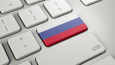O tastatură pe care tasta Enter este vopsită în culorile steagului Rusiei