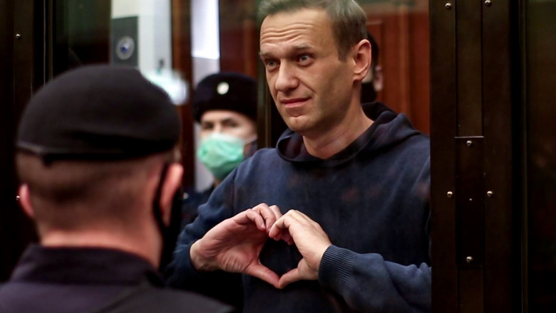 Navalnîi îi transmite soției sale că totul va fi bine, făcând o inimă cu ajutorul mâinilor