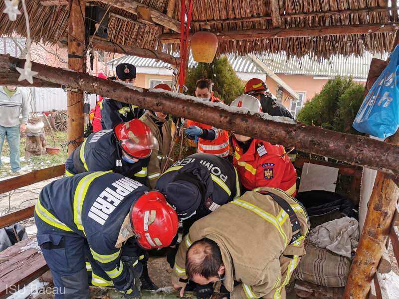 Un copil de patru ani a fost salvat de pompieri, după ce a căzut într-o fântână adâncă de 10 metri