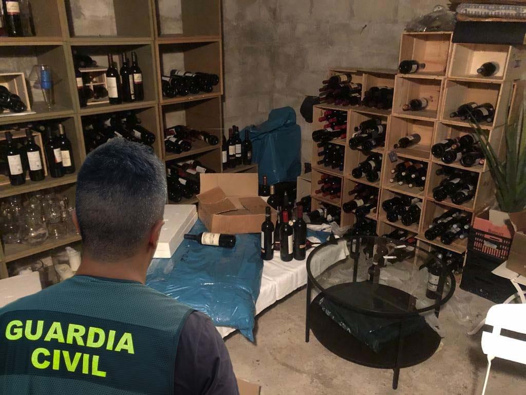 Români arestați pentru spargeri la casele vedetelor din Ibiza. Una din victime, cântărețul James Blunt. Ce au furat
