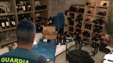 politist spaniol intr-un depozit cu mai multe bunuri furate