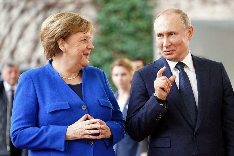 Cancelarul german Angela Merkel şi preşedintele rus Vladimir Putin
