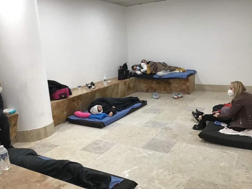 Români sechestrați de autorități în Mexic. Prieten de familie: Au reușit să strecoare un telefon și merg la baie să trimită SMS-uri